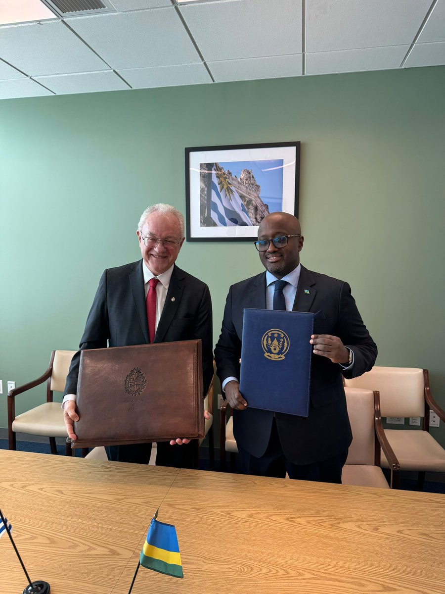 RwandaMFA's tweet photo. On the sidelines of #UNGA81, Minister Nduhungirehe engaged with Mario Lubetkin, Minister of Foreign Affairs of Uruguay 🇺🇾.

The two sides signed a General Cooperation Agreement. https://t.co/VUrEVJdl0m