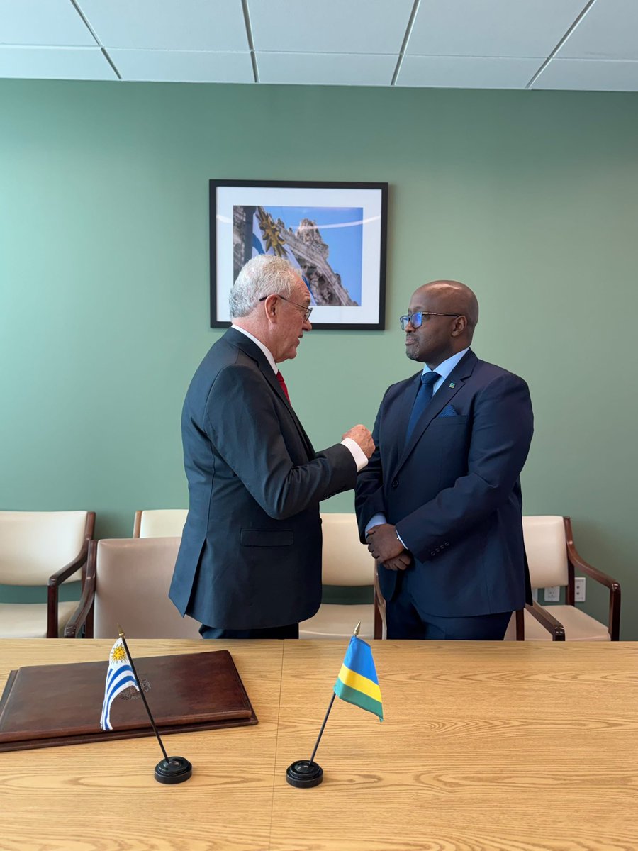 RwandaMFA's tweet photo. On the sidelines of #UNGA81, Minister Nduhungirehe engaged with Mario Lubetkin, Minister of Foreign Affairs of Uruguay 🇺🇾.

The two sides signed a General Cooperation Agreement. https://t.co/VUrEVJdl0m