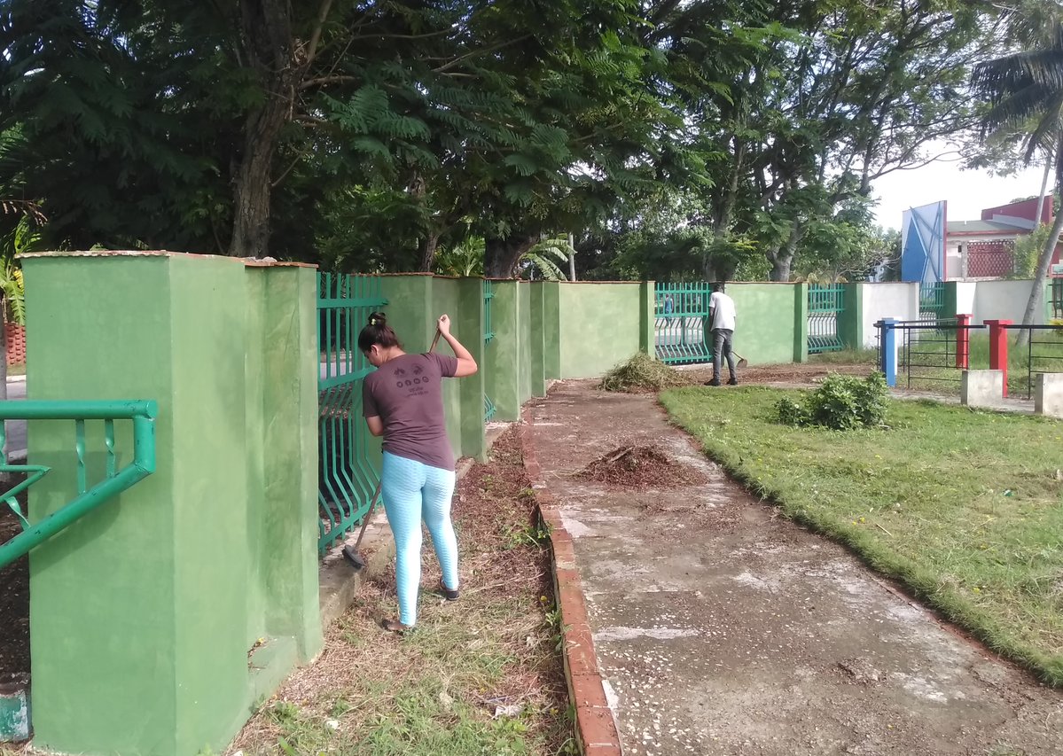 CncaAzcuba's tweet photo. En la mañana de este viernes 25 de septiembre, en el @CncaAzcuba se realizó un cambio de labor por los trabajadores, limpiando las áreas verdes y embelleciendo el entorno del centro. @GAzcuba #Azucareros #Cuba #CubaEstáFirme https://t.co/mrt6Et8Wvm