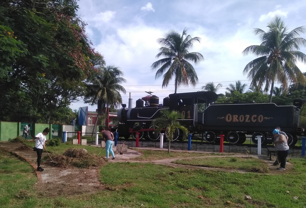 CncaAzcuba's tweet photo. En la mañana de este viernes 25 de septiembre, en el @CncaAzcuba se realizó un cambio de labor por los trabajadores, limpiando las áreas verdes y embelleciendo el entorno del centro. @GAzcuba #Azucareros #Cuba #CubaEstáFirme https://t.co/mrt6Et8Wvm
