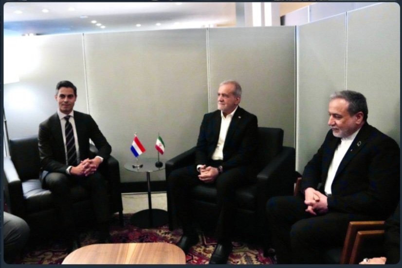MSadidoost's tweet photo. Geachte heer Jetten @MinPres, in Iran zijn consensuele relaties tussen mensen van hetzelfde geslacht strafbaar en kunnen zij in bepaalde gevallen zelfs met de dood worden bestraft.

Hoe weegt u die werkelijkheid wanneer u vertegenwoordigers van die staat, zoals Araghchi en Pezeshkian, de hand schudt?

cc: @DittrichBoris