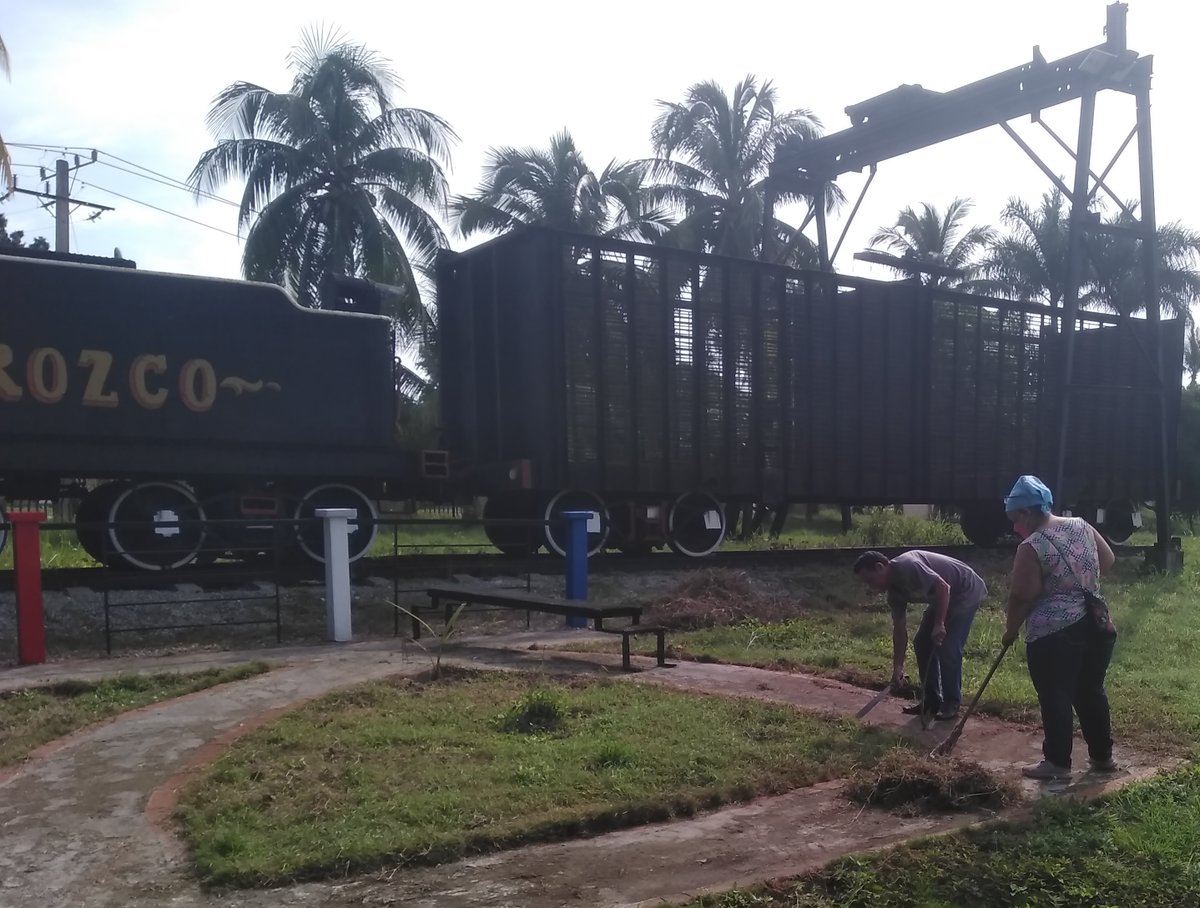 CncaAzcuba's tweet photo. En la mañana de este viernes 25 de septiembre, en el @CncaAzcuba se realizó un cambio de labor por los trabajadores, limpiando las áreas verdes y embelleciendo el entorno del centro. @GAzcuba #Azucareros #Cuba #CubaEstáFirme https://t.co/mrt6Et8Wvm