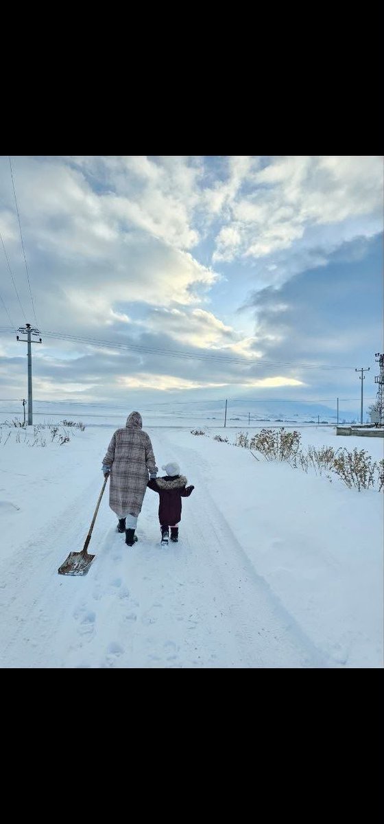 ZehraTopal44134's tweet photo. @ogretmenlerodam 3-4 yıldır ayrı yaşamak zorunda kalan öğretmen aileleri tükendi. Asker ve hakim eşlerine verilen il emri hakkını biz de bekliyoruz. @Yusuf__Tekin il emrinin yeniden değerlendirilmesini talep ediyoruz. #AilemiVerYusufTekin 😔👨‍👩‍👧❤️ https://t.co/JOkaDDEzVc