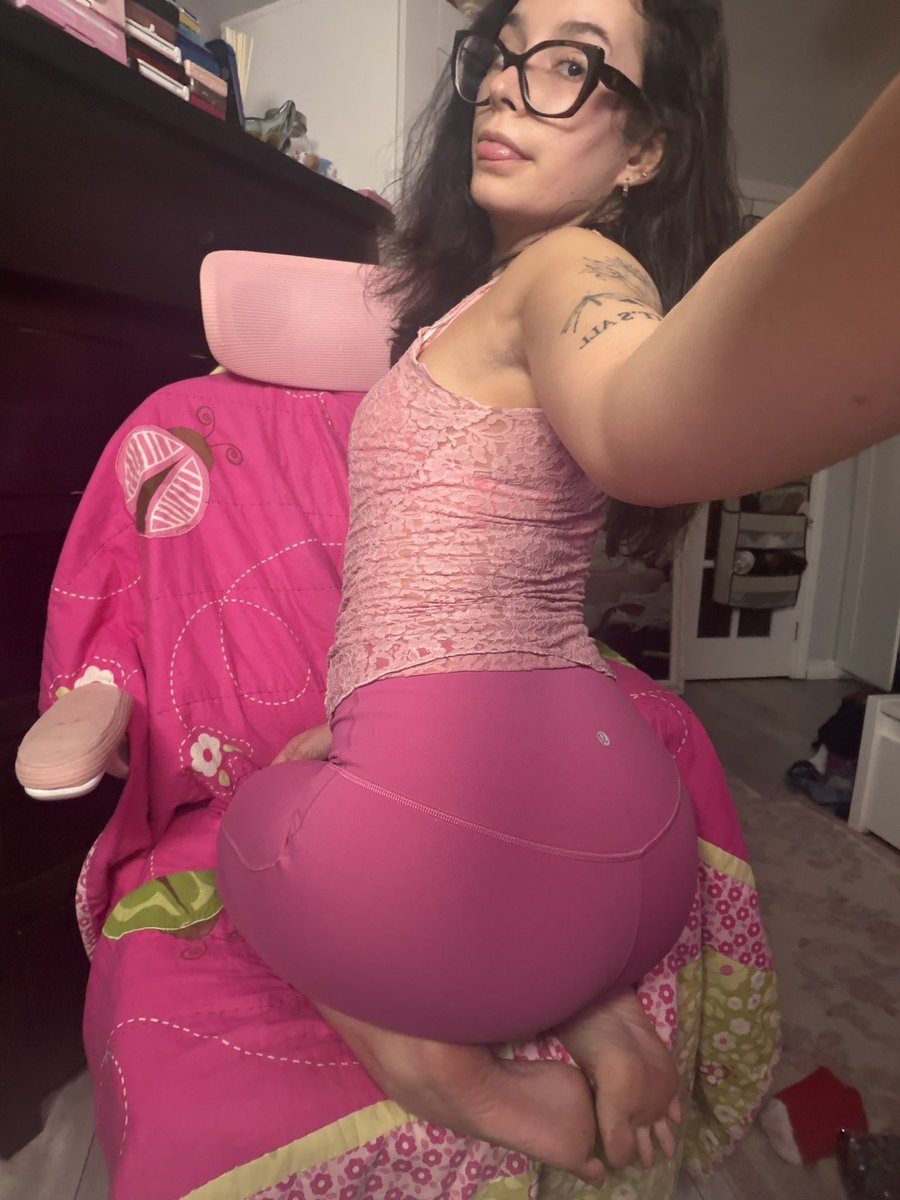 kittykatelin's tweet photo. toe stretch! https://t.co/vNVyUfblQx