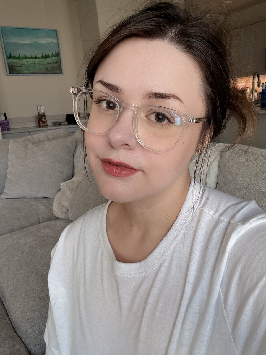 bedsux's tweet photo. similar makeup looks comparison after losing 117 pounds https://t.co/jQufAivLOL
