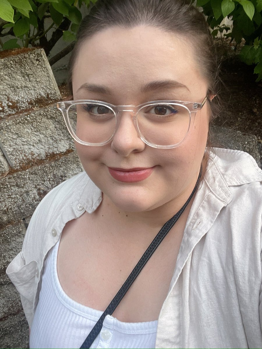 bedsux's tweet photo. similar makeup looks comparison after losing 117 pounds https://t.co/jQufAivLOL