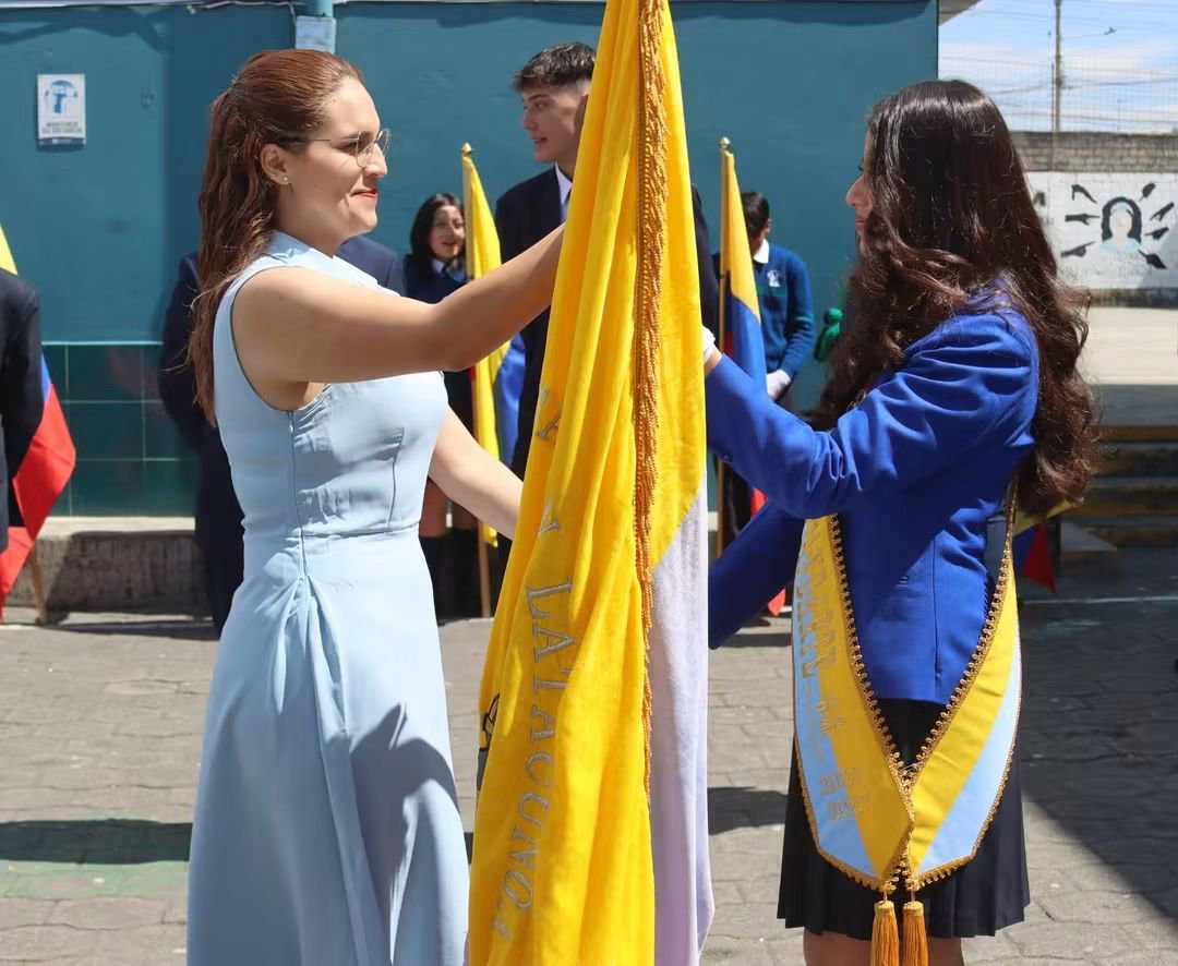 CNE_Cotopaxi's tweet photo. #CNEInforma | Nuestra directora, #VerónicaBenavides, participó en el Acto Solemne de Proclamación de Abanderados, Portaestandartes, Escoltas y Juramento a la Bandera en la Unidad Educativa "JEAN PIAGET". https://t.co/XphLo0CmEd