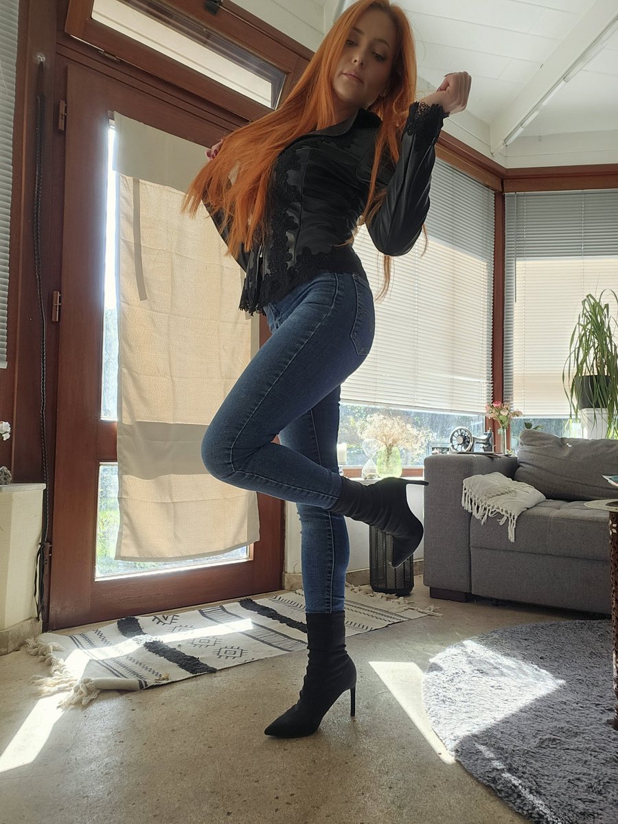 VelvetFox6w's tweet photo. Weißt du wo dein Platz ist ? 

#Femdom #Findom #GermanMistress #FemaleDomination #DominantWoman #Mistress #SubmissiveMen #FootFetish #BootFetish #HighHeels #Geldsklave #FemdomGermany https://t.co/lTmFiaxJMh