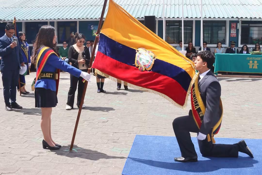 CNE_Cotopaxi's tweet photo. #CNEInforma | Nuestra directora, #VerónicaBenavides, participó en el Acto Solemne de Proclamación de Abanderados, Portaestandartes, Escoltas y Juramento a la Bandera en la Unidad Educativa "JEAN PIAGET". https://t.co/XphLo0CmEd