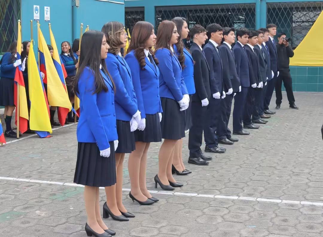 CNE_Cotopaxi's tweet photo. #CNEInforma | Nuestra directora, #VerónicaBenavides, participó en el Acto Solemne de Proclamación de Abanderados, Portaestandartes, Escoltas y Juramento a la Bandera en la Unidad Educativa "JEAN PIAGET". https://t.co/XphLo0CmEd