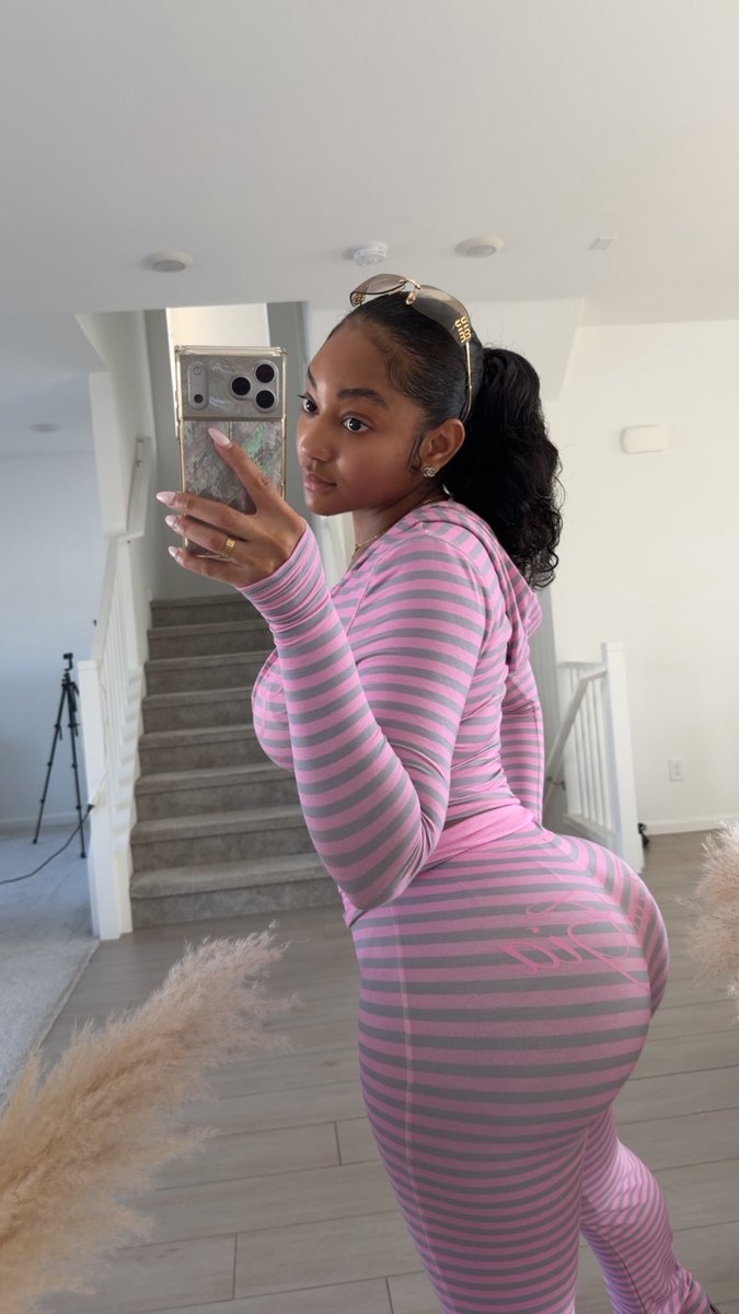 Saudat9d's tweet photo. Would you kiss girl like me? 😋❤️
 
◯ Yes  

◯ No  

◯ Depends https://t.co/Zk3bLTMkvM