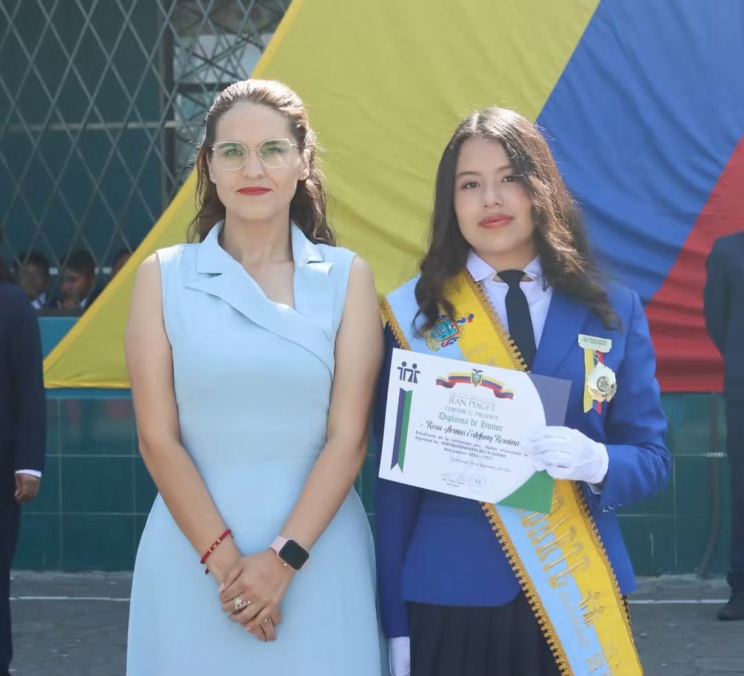 CNE_Cotopaxi's tweet photo. #CNEInforma | Nuestra directora, #VerónicaBenavides, participó en el Acto Solemne de Proclamación de Abanderados, Portaestandartes, Escoltas y Juramento a la Bandera en la Unidad Educativa "JEAN PIAGET". https://t.co/XphLo0CmEd