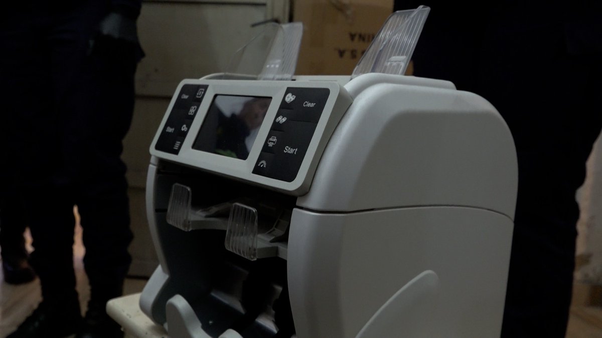 CronicasDelEste's tweet photo. PENSAR QUE LUCIO LEIVA VEÍA ESTO TODOS LOS DÍAS Y NO SE DIO CUENTA A QUÉ SE DEDICABA SU PADRE
Estas son fotos del procedimiento policial y fueron tomadas de las viviendas allanadas, entre ellas, la de Pablo Leiva, uno de los asesores del edil Gonzalo Gómez. 
Mientras, el hijo, Lucio, el otro asesor de Gómez, vivía con su padre Pablo, viendo montañas de dinero, balas de alto califre y máquina para contar dinero, nunca se percató de las actividades de su progenitor. Pocas luces demostró el asesor...
La fiscal de Estupefacientes Angelita Romano aceptó un acuerdo fiscal en tiempo récord y convenientemente para muchos, la investigación quedó cerrada. 
Lucio se fue para la casa... ¿Quedará todo así?