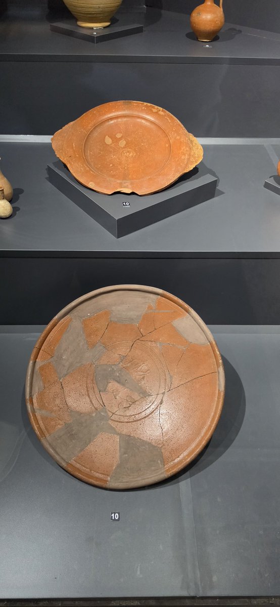 AkbasBrahimm's tweet photo. Geleceğe bakıyoruz modern; geçmişe bakıyoruz zarafet... Eskiler, bir tabağa bile ruhunu ve medeniyetini nakşetmiş.

Müzelerde hayranlıkla izlediğimiz  tarihi tabaklara ve ince işçilikli eserlere bakınca insan düşünmeden edemiyor: Eskiler bizden daha mı medeniydi? https://t.co/Qndbeai9mO