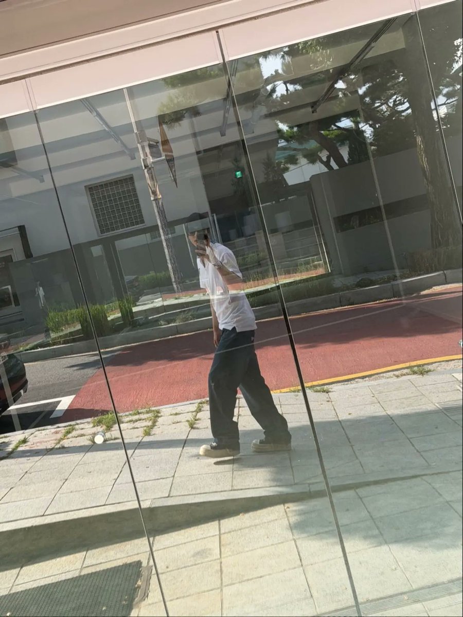 MohammadCoeh2's tweet photo. Hyunjin’s latest update! https://t.co/SipZTkjNdr