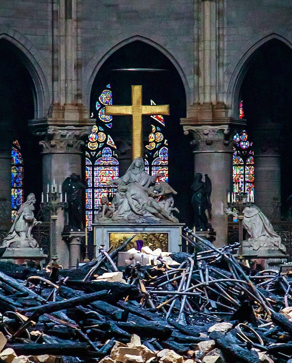 LBleuBlancRouge's tweet photo. 6 ans séparent ces deux photos. ✝️🫶🏻🇫🇷 https://t.co/Q6cOq4kNes
