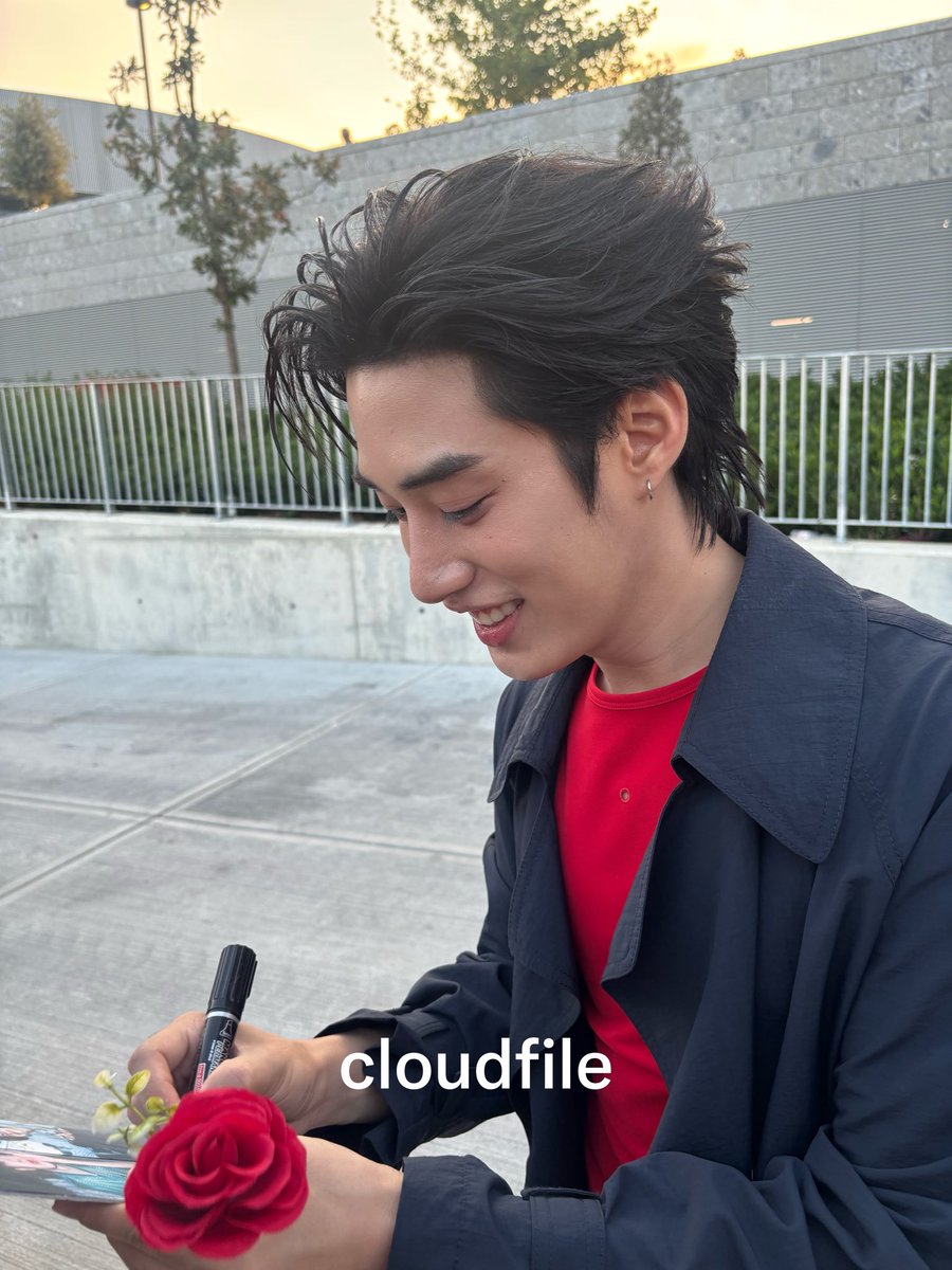 cIoudfiIe's tweet photo. so pretty with a rose in his hand 

TLE FIRSTONE AT MFW 2027
#MOSCHINOSS27xTLEFIRSTONE https://t.co/cZfpxQJX1g