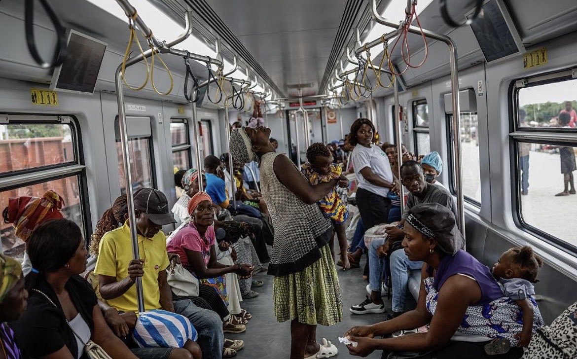 AngolaAgorf3's tweet photo. Só quem está a acompanhar este concurso sabe a pressão que existe. São mais de 279 mil candidatos e, em algumas províncias, conseguir transporte para chegar ao local da prova virou outro desafio. 😩
#Angola #MINSA #Emprego #ConcursosPublicos #JuventudeAngolana https://t.co/3vw8EDvXMm