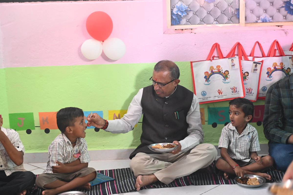PoshanAnand's tweet photo. માન.કેબિનેટ મંત્રીશ્રી રમણભાઈ સોલંકી  (અન્ન, નાગરિક પુરવઠા અને ગ્રાહકોને લગતી બાબતો, ગુજરાત સરકાર)  આંગણ મિલન સેવા કાર્યક્રમ -૨૦૨૬ અંતર્ગત આજરોજ બોરસદ ખાતે ઉપસ્થિત રહ્યા હતા.માન. મંત્રીશ્રી દ્વારા આંગણવાડીના બાળકોને મેનુ મુજબ નાસ્તો, લાડુ અને ફળનું વિતરણ કરવામાં આવ્યું હતું. https://t.co/jvOM9iJ7Ih