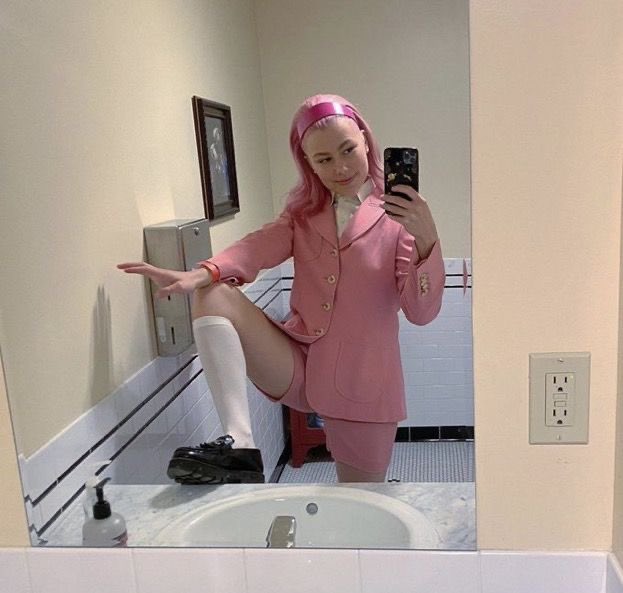 radargenius's tweet photo. Her gay ass always gonna pull that pose https://t.co/4mQQEOt9ZL