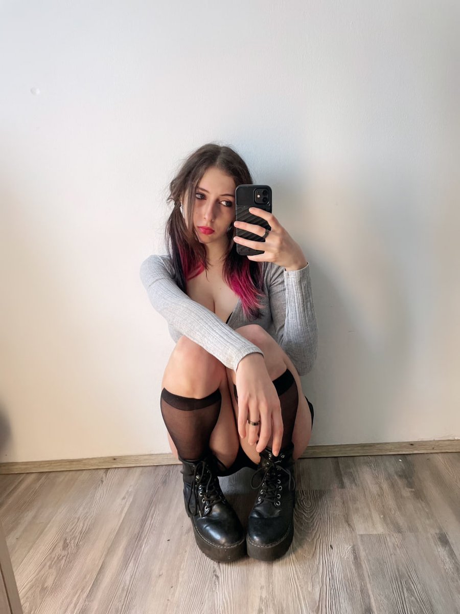 justreychan's tweet photo. im bored, you think pink hair suits me? https://t.co/R4YrvYyvSP