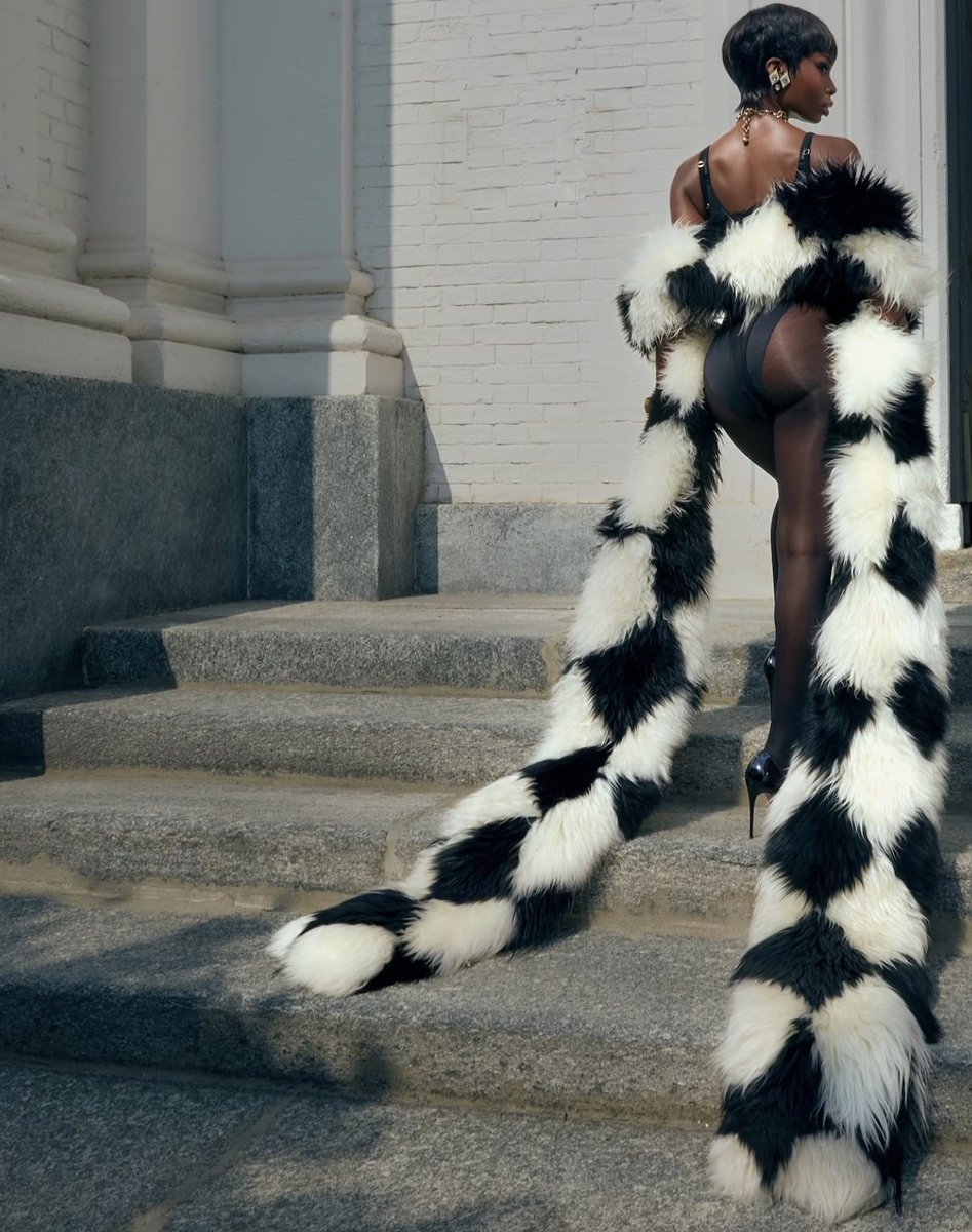 _mon_cheriee_'s tweet photo. HANG THIS UP IN THE PENTHOUSE!!! 

 OLANDRIA STUNS FOR BLUMARINE #OlandriaxBlumarineSS27  #BlumarineSS27 https://t.co/leuYleCZpO