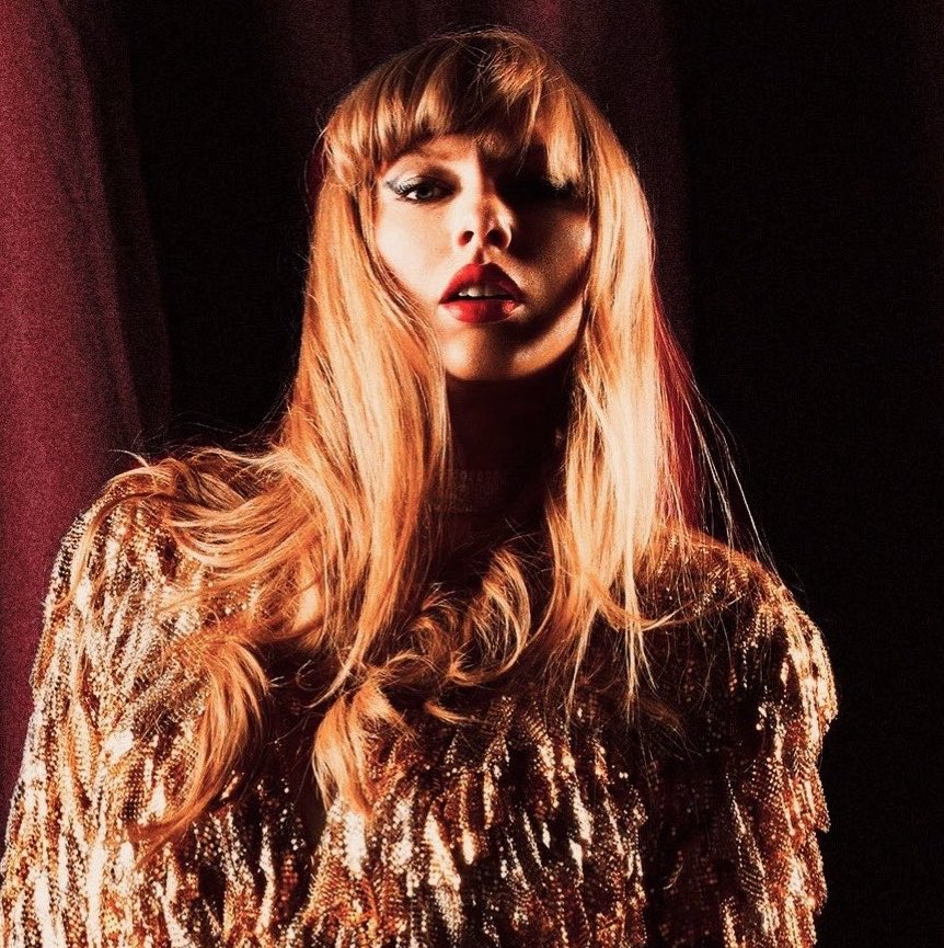 updatecharts's tweet photo. Carol Prado sobre novas músicas da Taylor Swift com o “The Life of a Showgirl: The Encore”:

“Taylor Swift é talentosa, uma letrista competente, e esse tipo de estratégia ajudou a fazer dela a artista mais poderosa do Pop americano. Além dos números, esses lançamentos também agrada uma base muito fervorosa de fãs, que gosta de acompanhar a vida dessa ídola como se fosse uma novela, através do que ela conta nas músicas. No curto prazo, é sim uma boa jogada, mas, pensando de forma mais ampla, lançar tantas músicas que simplesmente não precisavam existir pode prejudicar o legado sólido que a Taylor já construiu.”
