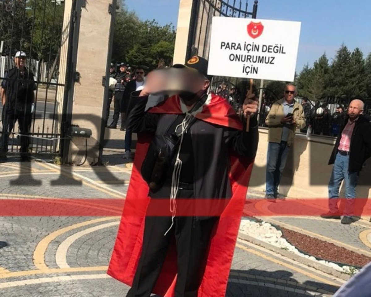 ajansmuhbir1923's tweet photo. Hayatını kaybeden polis Ali Şekeroğlu'nun yaşamına son vermeden dakikalar önce “Torunum oldu, ona altın takamadım” dediği öğrenildi. (Halk TV) https://t.co/Keb29yqMqq