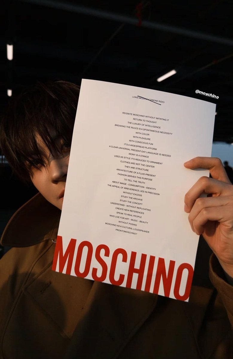 TFO_engagement's tweet photo. ก่อนโชว์เริ่ม #MOSCHINO ได้แจก “Show Notes” (กระดาษแถลงแนวคิดคอนเซปต์โชว์) ให้แขกทุกคนค่ะ รวมถึง #TleFirstone เป็นอีกหนึ่งสิ่งที่ช่วยให้เข้าใจแบรนด์ในบทใหม่ของ Loris Messina และ Simone Rizzo ได้มากขึ้นค่ะ

LORIS MESSINA & SIMONE RIZZO
จุดประกายจิตวิญญาณแห่ง Moschino อีกครั้ง... โดยไม่เลียนแบบตัวตนเดิม ดึงผู้คนกลับมาสู่ห้วงแห่งการใช้ความคิดวิถีแห่งความหรูหราที่ขับเคลื่อนด้วยสติปัญญา

การแหกกฎเกณฑ์คือความจำเป็นที่เกิดขึ้นอย่างเป็นธรรมชาติ
ปลดปล่อยความสนุกด้วย ‘ศาสตร์แห่งสีสัน’
ขับเคลื่อนด้วย ‘ความสุขใจ’
และโลดแล่นไปกับ ‘ความสนุกอันเปี่ยมด้วยสติรู้ตัว’

เสื้อผ้าไม่ใช่จุดศูนย์กลาง หากแต่เป็น ‘เสาหลักแห่งโครงสร้าง’ แฟชั่นทำหน้าที่เพื่อบอกเล่าความจริงสะท้อนภาพลักษณ์ การบริโภค และรากเหง้าแห่งตัวตน

เสน่ห์ของการคิดต่าง อยู่ที่ความแม่นยำไม่ใช่ความล้นเกิน 
ศึกษาลึกซึ้งจากคลังประวัติศาสตร์ของแบรนด์
ทำความเข้าใจกับแนวคิด ‘เรียนรู้’ แต่ ‘ไม่ผลิตซ้ำ’
เพื่อกรุยทางสร้าง ‘หมุดหมายใหม่แห่งแรงบันดาลใจ’

เปิดใจคุยกับมนุษย์ผู้มีลมหายใจจริง ๆ
โอบกอดผู้คนที่ใช้ชีวิตเพื่อศิลปะ ดนตรี และความงาม
โดยปราศจากการเสแสร้งหรือประดิษฐ์ท่าทาง

Moschino จะทำหน้าที่เป็น ‘กระบอกเสียงสะท้อนวัฒนธรรมยุคใหม่’
พวกคุณพร้อมหรือยังกับ... PRONTOMOSCHINO?

TLE​ FIRSTONE​ AT​ MFW​ 2027
#MOSCHINOSS27xTLEFIRSTONE
#TLE_mtm #Firstone