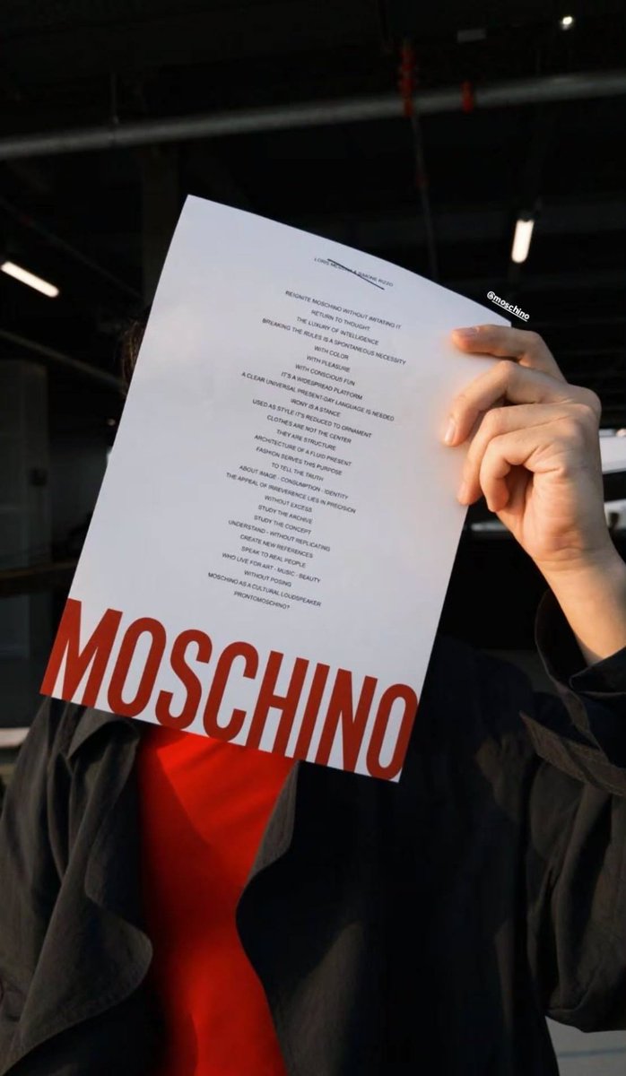 TFO_engagement's tweet photo. ก่อนโชว์เริ่ม #MOSCHINO ได้แจก “Show Notes” (กระดาษแถลงแนวคิดคอนเซปต์โชว์) ให้แขกทุกคนค่ะ รวมถึง #TleFirstone เป็นอีกหนึ่งสิ่งที่ช่วยให้เข้าใจแบรนด์ในบทใหม่ของ Loris Messina และ Simone Rizzo ได้มากขึ้นค่ะ

LORIS MESSINA & SIMONE RIZZO
จุดประกายจิตวิญญาณแห่ง Moschino อีกครั้ง... โดยไม่เลียนแบบตัวตนเดิม ดึงผู้คนกลับมาสู่ห้วงแห่งการใช้ความคิดวิถีแห่งความหรูหราที่ขับเคลื่อนด้วยสติปัญญา

การแหกกฎเกณฑ์คือความจำเป็นที่เกิดขึ้นอย่างเป็นธรรมชาติ
ปลดปล่อยความสนุกด้วย ‘ศาสตร์แห่งสีสัน’
ขับเคลื่อนด้วย ‘ความสุขใจ’
และโลดแล่นไปกับ ‘ความสนุกอันเปี่ยมด้วยสติรู้ตัว’

เสื้อผ้าไม่ใช่จุดศูนย์กลาง หากแต่เป็น ‘เสาหลักแห่งโครงสร้าง’ แฟชั่นทำหน้าที่เพื่อบอกเล่าความจริงสะท้อนภาพลักษณ์ การบริโภค และรากเหง้าแห่งตัวตน

เสน่ห์ของการคิดต่าง อยู่ที่ความแม่นยำไม่ใช่ความล้นเกิน 
ศึกษาลึกซึ้งจากคลังประวัติศาสตร์ของแบรนด์
ทำความเข้าใจกับแนวคิด ‘เรียนรู้’ แต่ ‘ไม่ผลิตซ้ำ’
เพื่อกรุยทางสร้าง ‘หมุดหมายใหม่แห่งแรงบันดาลใจ’

เปิดใจคุยกับมนุษย์ผู้มีลมหายใจจริง ๆ
โอบกอดผู้คนที่ใช้ชีวิตเพื่อศิลปะ ดนตรี และความงาม
โดยปราศจากการเสแสร้งหรือประดิษฐ์ท่าทาง

Moschino จะทำหน้าที่เป็น ‘กระบอกเสียงสะท้อนวัฒนธรรมยุคใหม่’
พวกคุณพร้อมหรือยังกับ... PRONTOMOSCHINO?

TLE​ FIRSTONE​ AT​ MFW​ 2027
#MOSCHINOSS27xTLEFIRSTONE
#TLE_mtm #Firstone