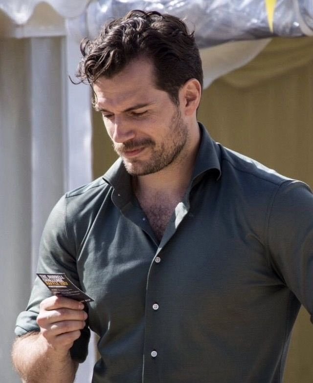 Cavill_'s tweet photo. Com ou sem bigode? https://t.co/jaEXGYtyGx