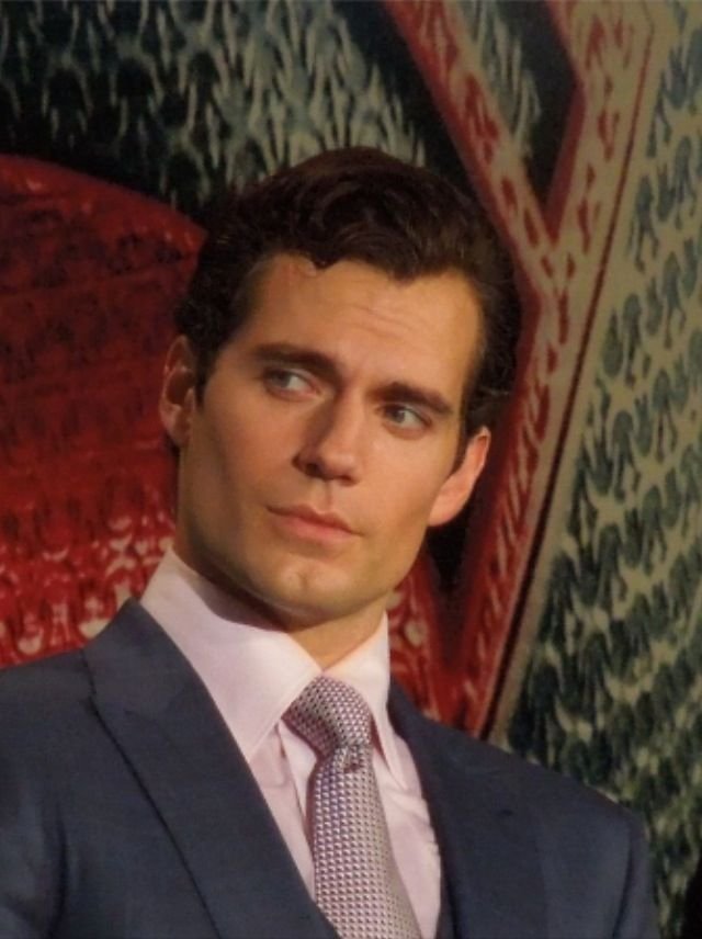 Cavill_'s tweet photo. Com ou sem bigode? https://t.co/jaEXGYtyGx