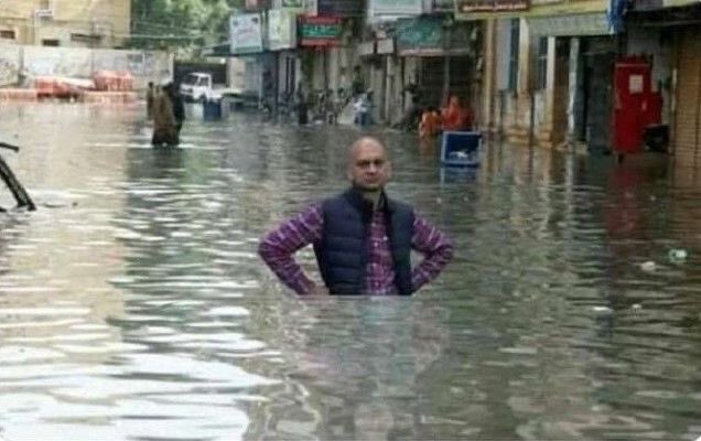 sosomoroto's tweet photo. ฝนยังไม่หยุด นี้คือสภาพคนที่ต้องไปทำงานวันเสาร์ https://t.co/3VEdKPkojA