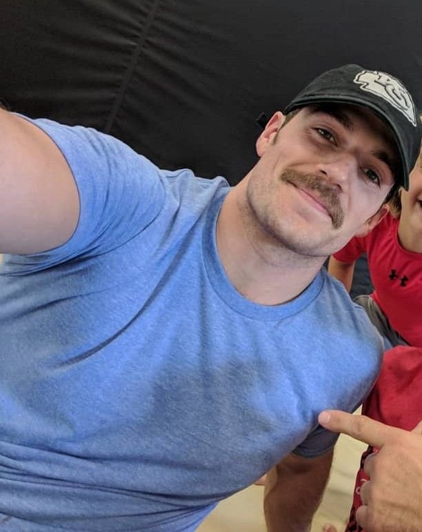 Cavill_'s tweet photo. Com ou sem bigode? https://t.co/jaEXGYtyGx