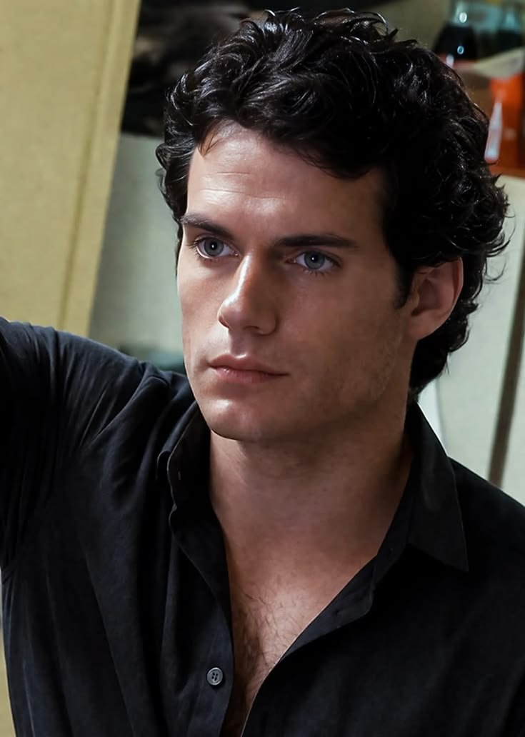 Cavill_'s tweet photo. Com ou sem bigode? https://t.co/jaEXGYtyGx