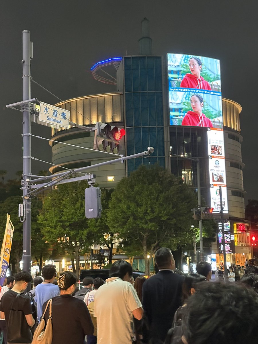 wateneru's tweet photo. 旧東京ドームシティホールにライブ見に行ってたんですが、水���橋交差点を見て、20230629のこと思い出しちゃった。思い思いのTシャツ来た清掃員が怖くなるくらいの人数溢れかえっててすごい景色だった。 https://t.co/WaY7t0ZlBx