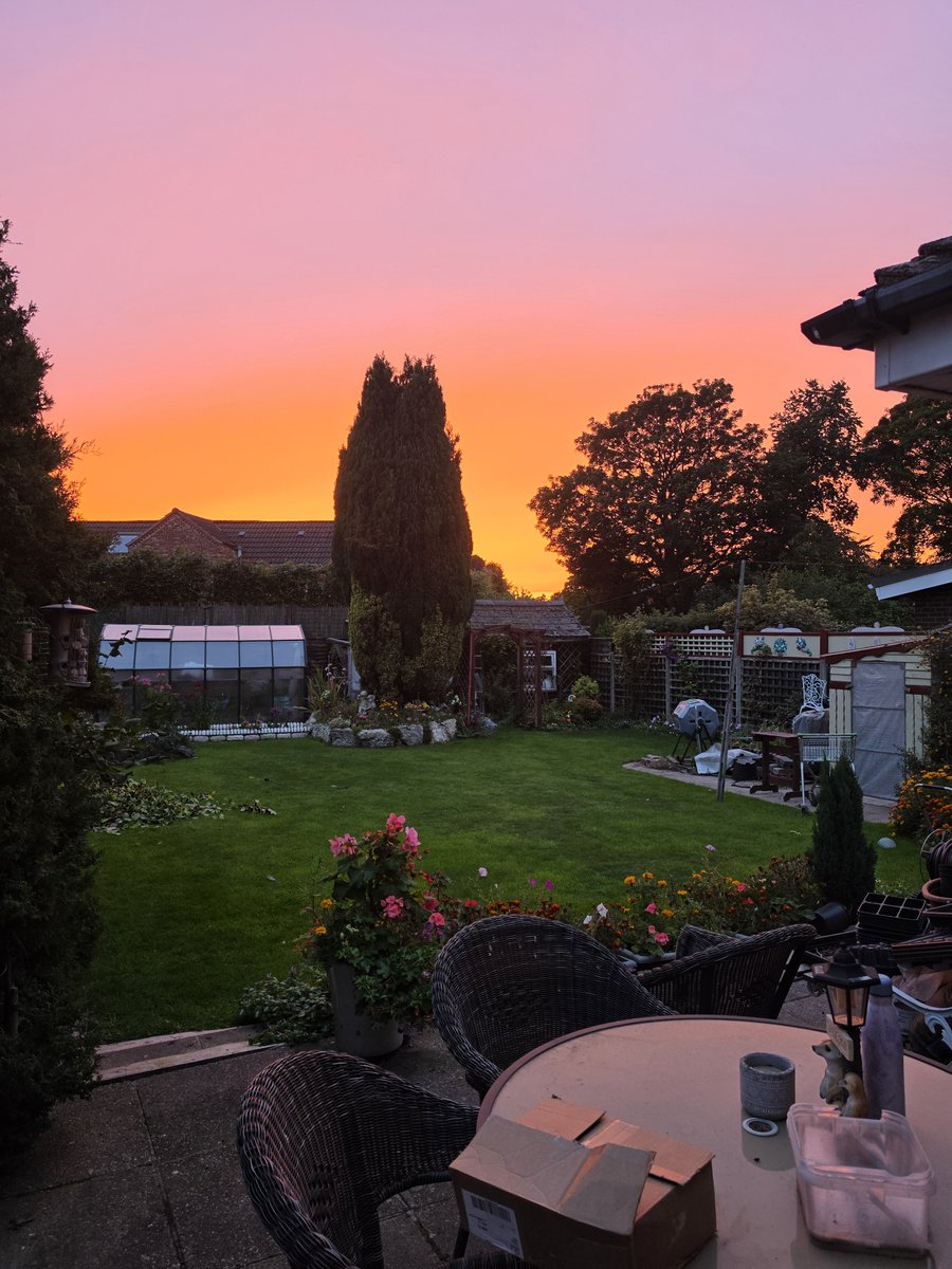 SerpentEmpress_'s tweet photo. Nice view from my parents back garden 🏡 #sunsetphotography #sunset #SunsetMood #garden https://t.co/NaLM7nYsrD