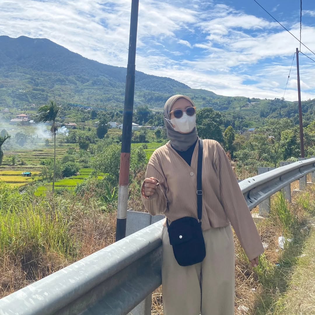 CharlesGeras's tweet photo. Sunny day with a view of Mount Talang. Foto ini benar-benar di pinggir jalan, dilihatin orang lewat, dan tetap pakai outfit motoran setelah 6 jam perjalanan. https://t.co/aJsRsNBIXL
