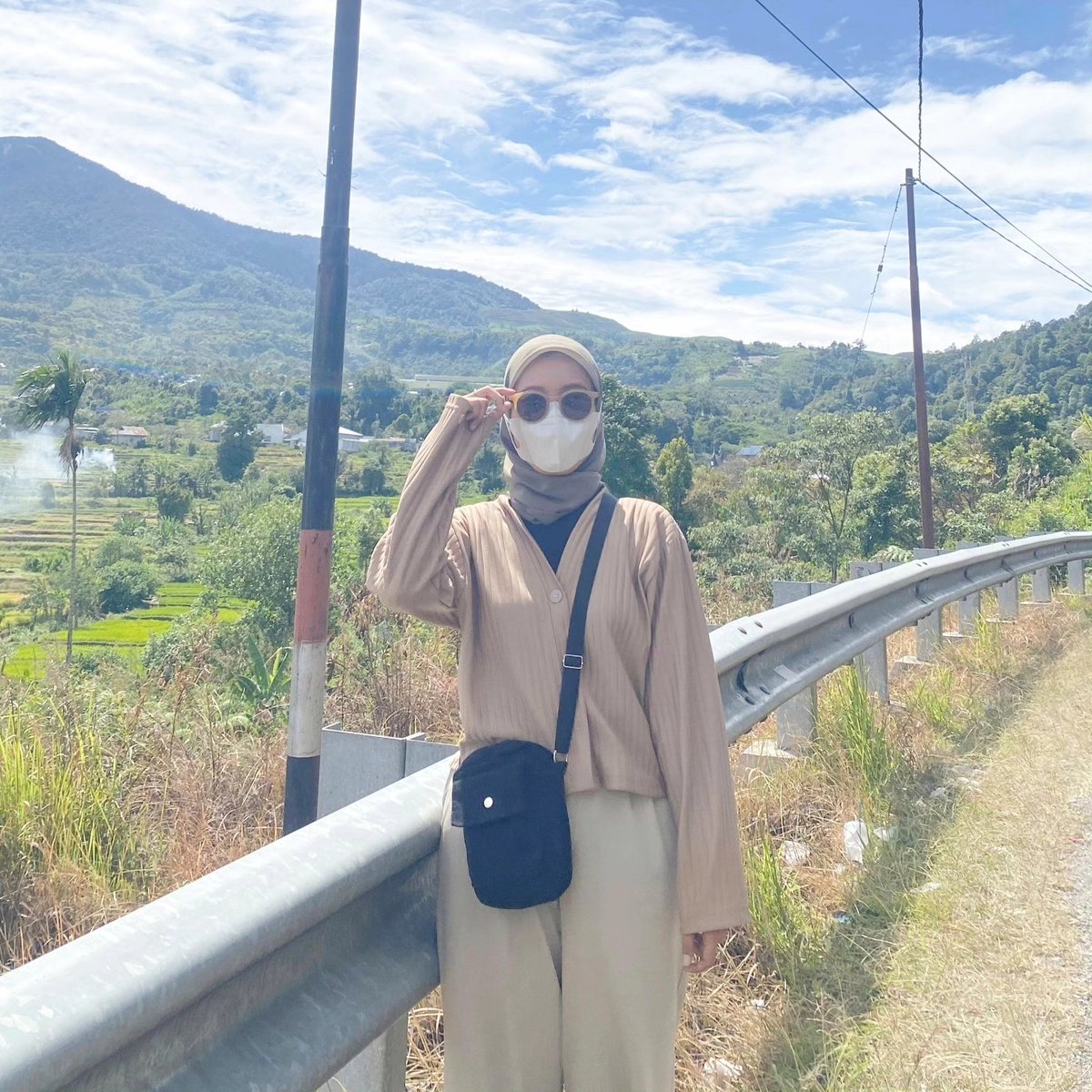 CharlesGeras's tweet photo. Sunny day with a view of Mount Talang. Foto ini benar-benar di pinggir jalan, dilihatin orang lewat, dan tetap pakai outfit motoran setelah 6 jam perjalanan. https://t.co/aJsRsNBIXL