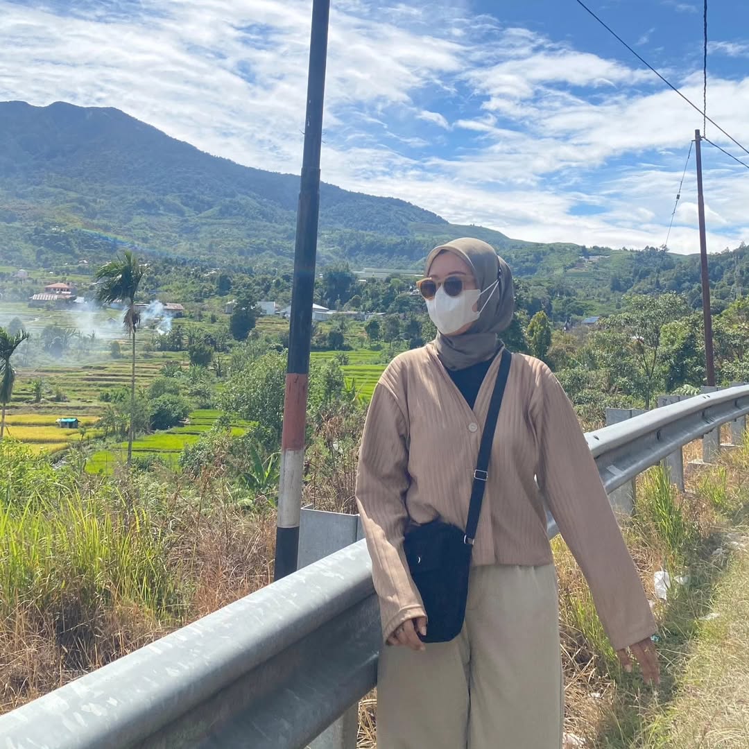CharlesGeras's tweet photo. Sunny day with a view of Mount Talang. Foto ini benar-benar di pinggir jalan, dilihatin orang lewat, dan tetap pakai outfit motoran setelah 6 jam perjalanan. https://t.co/aJsRsNBIXL