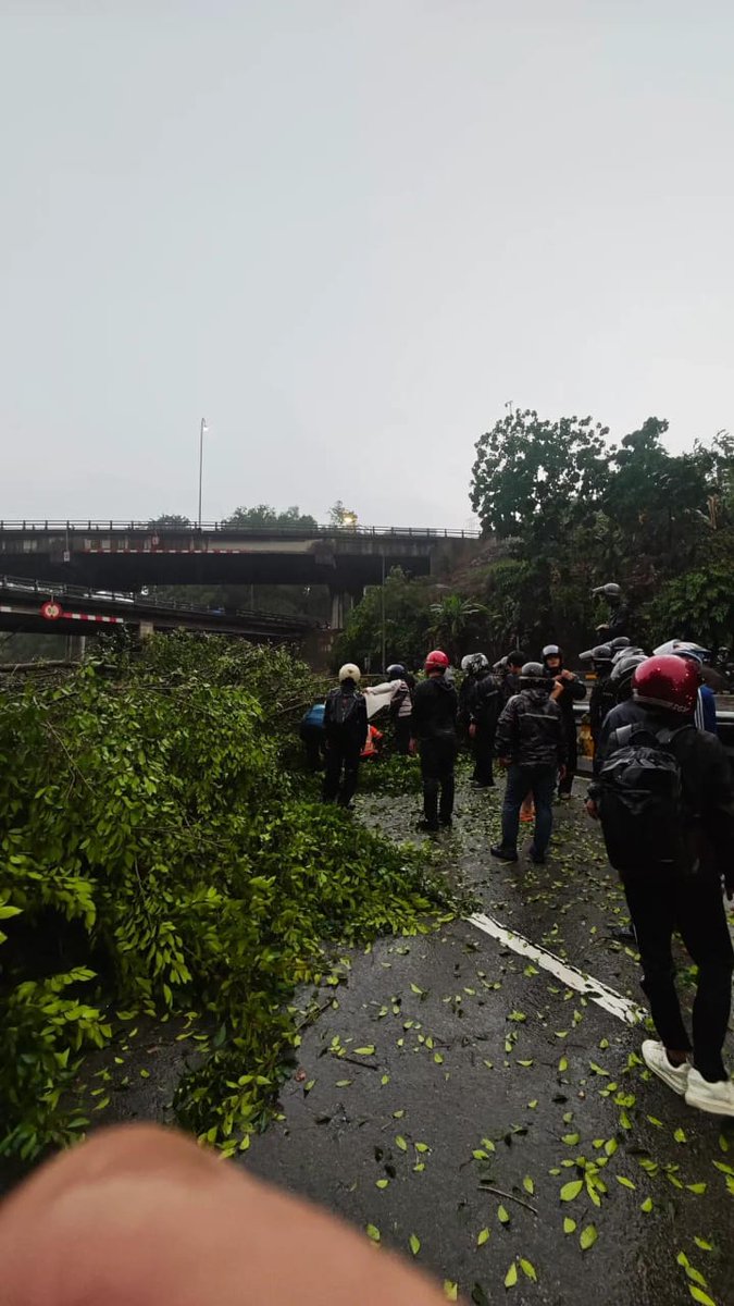 beritartm's tweet photo. Sikap prihatin pengguna jalan raya, termasuk penghantar makanan, mendapat penghargaan selepas berganding bahu memotong, mengalihkan dan membersihkan pokok tumbang di Lebuhraya PLUS arah utara, sekitar Jalan Duta ke Bukit Lanjan, petang semalam.

Penerbit: Rekha Sevaloga Nathan https://t.co/ihGSp1fwhv