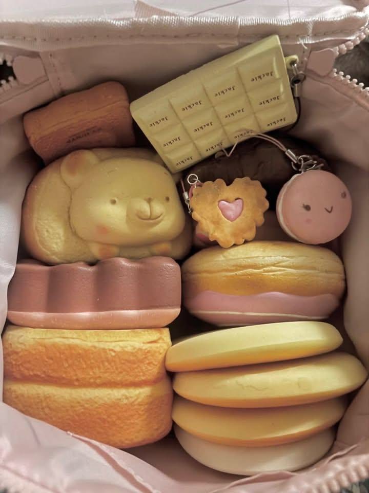 soulymonse's tweet photo. does anyone remember these toys?, I used to be obsessed with them and had so many. https://t.co/dLS9SJtSPo