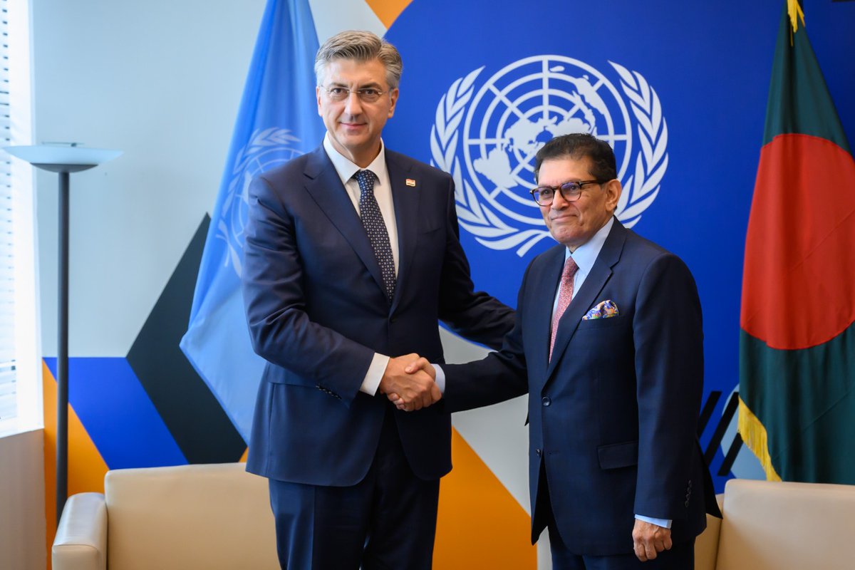 AndrejPlenkovic's tweet photo. U sjedištu UN-a, zajedno s predsjednikom 81. zasjedanja Opće skupštine Ujedinjenih naroda @UN_PGA Khalilurom Rahmanom, sudjelovali smo na predstavljanju Bilateralnog Navigatora @BilateralHQ, prvog cjelovitog komparativnog atlasa bilateralnih odnosa svih 193 države članice @UN. Autor je @GrgicSinisa, hrvatski veleposlanik u Švedskoj.

➡️Navigator svakom bilateralnom odnosu, neovisno o veličini država, daje jednaku pažnju i analitičku dubinu, odražavajući načelo suverene jednakosti svih država.

✅Izrazito smo ponosni što ovaj projekt nosi hrvatski potpis. Njegova je poruka univerzalna - bilateralna suradnja stvara sinergije koje daju temelj multilateralizmu. U vremenu kada je multilateralizam pod pritiskom, jačanje bilateralnih odnosa među svim državama nije zaobilaženje multilateralnog puta, već njegov temelj.