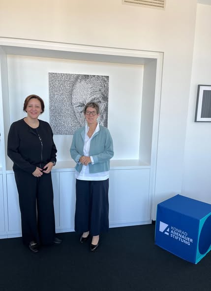 SLOinGER's tweet photo. ๐ Zanimiv pogovor veleposlanice dr. @AnaPPetric s predsednico Fundacije Konrada Adenauerja (KAS) Annegret Kramp-Karrenbauer @akk o aktualnih notranjepolitiฤnih razmerah v Nemฤiji ter nadaljnji krepitvi sodelovanja med KAS in Slovenijo. ๐ธ๐ฎ๐ค๐ฉ๐ช
@akk
#Slovenia #Germany #KAS https://t.co/gLfss2OXMd