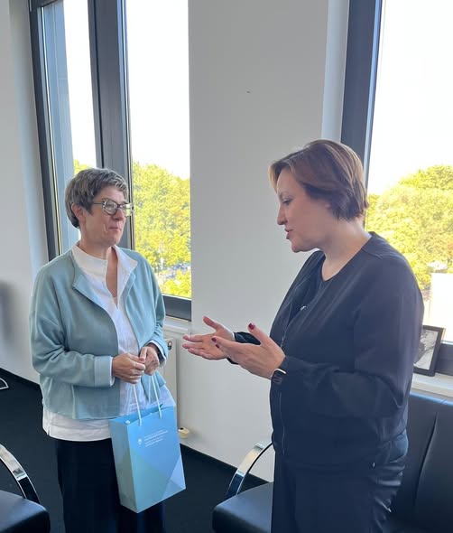 SLOinGER's tweet photo. ๐ Zanimiv pogovor veleposlanice dr. @AnaPPetric s predsednico Fundacije Konrada Adenauerja (KAS) Annegret Kramp-Karrenbauer @akk o aktualnih notranjepolitiฤnih razmerah v Nemฤiji ter nadaljnji krepitvi sodelovanja med KAS in Slovenijo. ๐ธ๐ฎ๐ค๐ฉ๐ช
@akk
#Slovenia #Germany #KAS https://t.co/gLfss2OXMd