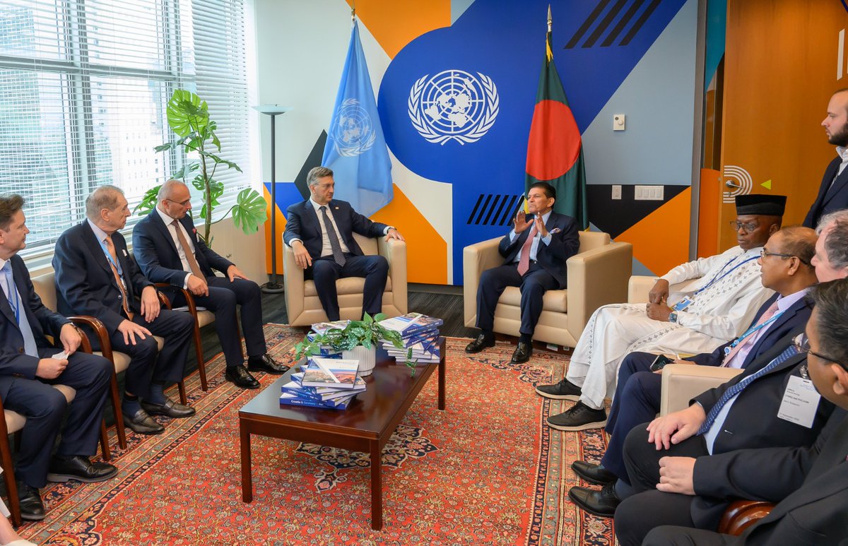 AndrejPlenkovic's tweet photo. U sjedištu UN-a, zajedno s predsjednikom 81. zasjedanja Opće skupštine Ujedinjenih naroda @UN_PGA Khalilurom Rahmanom, sudjelovali smo na predstavljanju Bilateralnog Navigatora @BilateralHQ, prvog cjelovitog komparativnog atlasa bilateralnih odnosa svih 193 države članice @UN. Autor je @GrgicSinisa, hrvatski veleposlanik u Švedskoj.

➡️Navigator svakom bilateralnom odnosu, neovisno o veličini država, daje jednaku pažnju i analitičku dubinu, odražavajući načelo suverene jednakosti svih država.

✅Izrazito smo ponosni što ovaj projekt nosi hrvatski potpis. Njegova je poruka univerzalna - bilateralna suradnja stvara sinergije koje daju temelj multilateralizmu. U vremenu kada je multilateralizam pod pritiskom, jačanje bilateralnih odnosa među svim državama nije zaobilaženje multilateralnog puta, već njegov temelj.