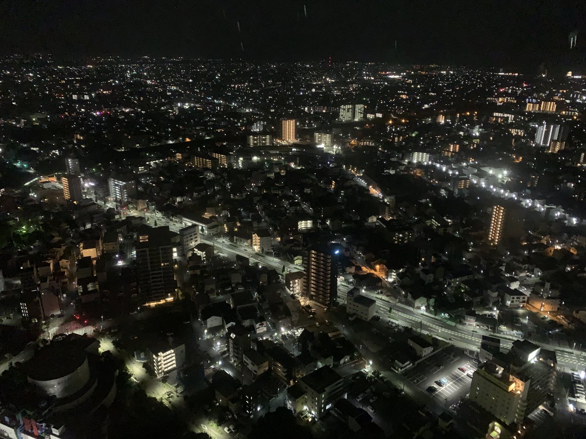 Michi_Edakawa's tweet photo. 渡辺貞夫さんでの
岡山ルネスホール
沢山のご来場ありがとうございました。
撤収後に出発して先ほど浜松のホテルに到着しました。
本番撤収後の430kmも何とか辿り着きました。
仮眠程度ですが最後まで乗り切ります。
浜松の夜景が綺麗で癒されます。 https://t.co/KUvXpg5Hv2