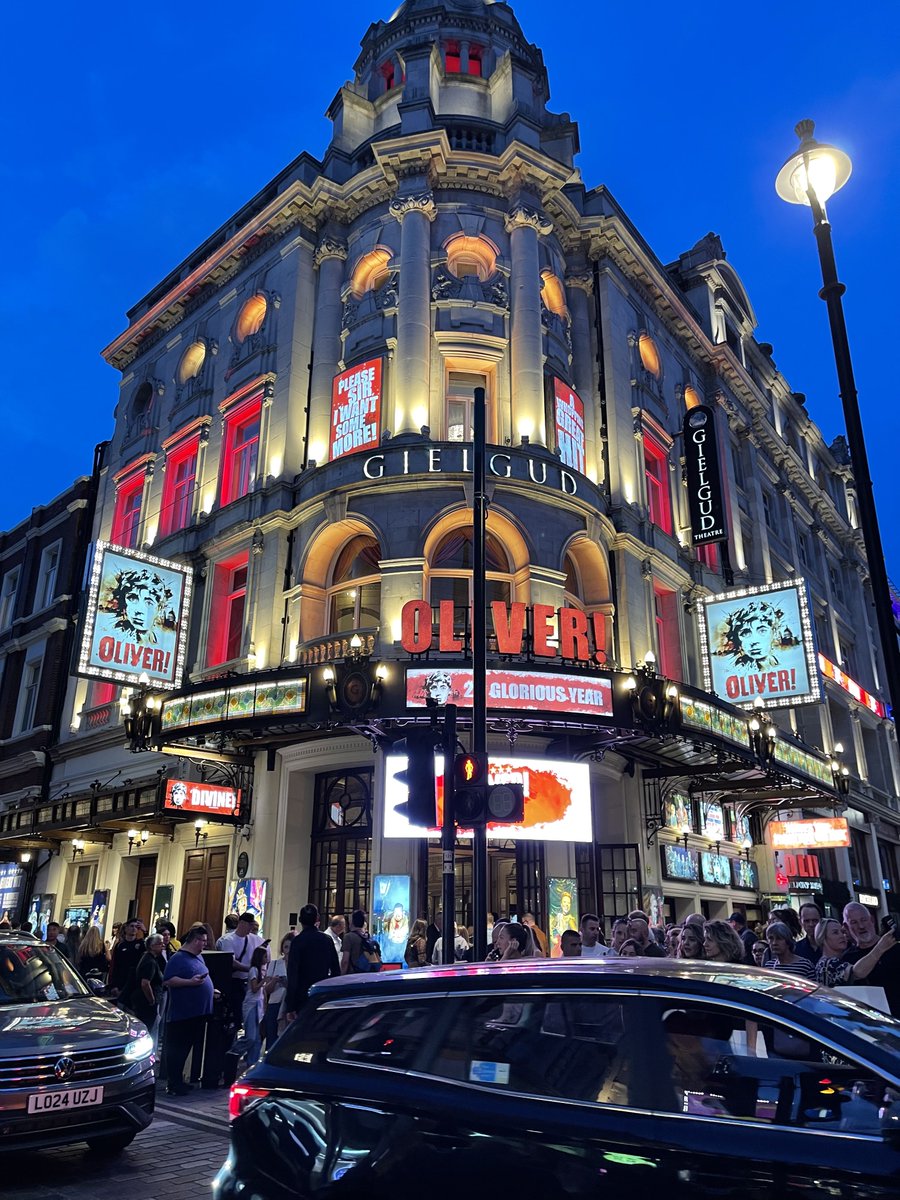 huntkevinont's tweet photo. Seems like every time I’m in London I see this show. Excited to see Matt Lucas in tonight’s show. https://t.co/Op39YPcSBP