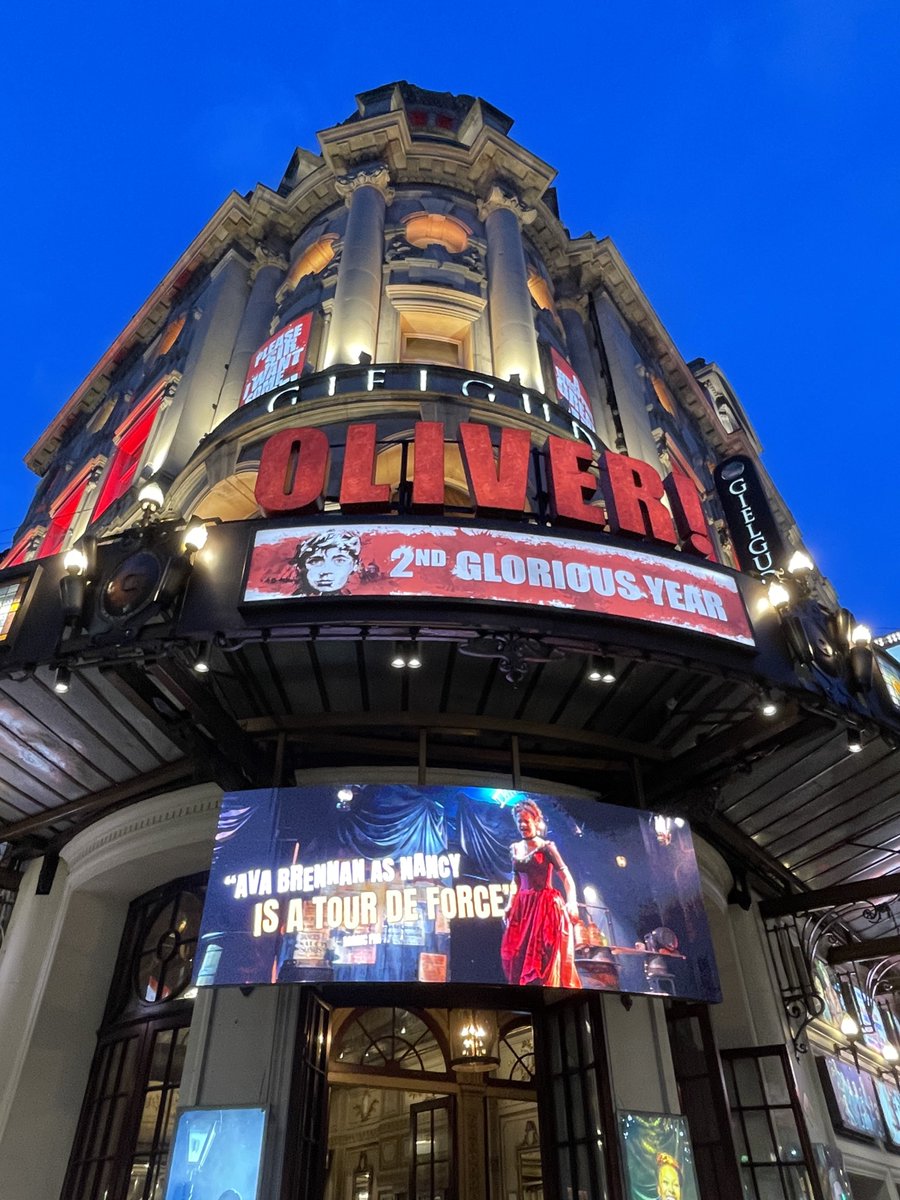 huntkevinont's tweet photo. Seems like every time I’m in London I see this show. Excited to see Matt Lucas in tonight’s show. https://t.co/Op39YPcSBP