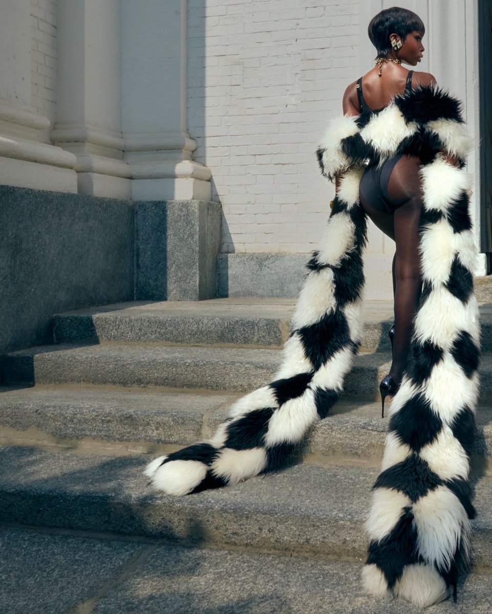 rach_6977's tweet photo. ARE YOU KIDDING ME???? 

OLANDRIA STUNS FOR BLUMARINE https://t.co/I5rIIRj8B3